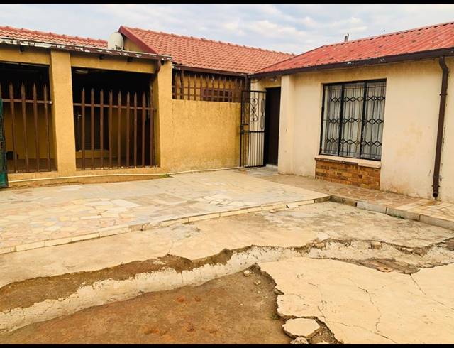 2 BEDROOM FREESTANDING FOR SALE IN TSAKANE EXT 11